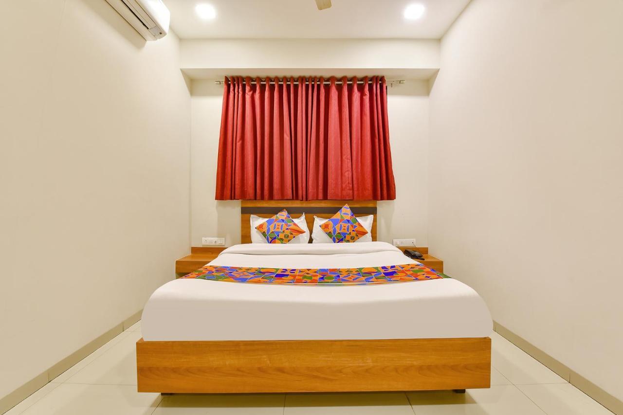 Fabhotel Happinex Сурат Экстерьер фото